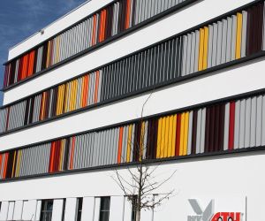 Sonnenschutz durch farbige Glaslamellen am Neubau der SBB BernaMetalllamellen bringen Sonnenschutz am BKK/ATU-Gebäude
