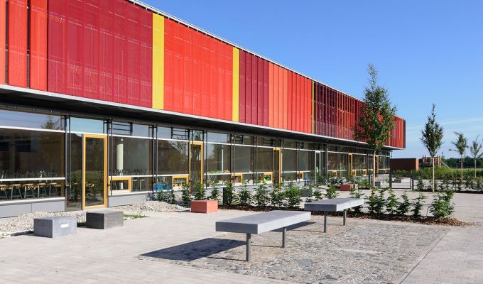 Bunte Metalllamellen bringen Leben in die Fassade der Grundschule Neubiberg