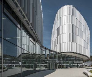 Vertikale Sonnenschutzfassaden mit Funktion am neuen Kundenzentrum der Robert Bosch Automotive Steering GmbH