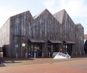 Holzlamellen am Strandgut Museum „Kaap Skil“ auf Texel